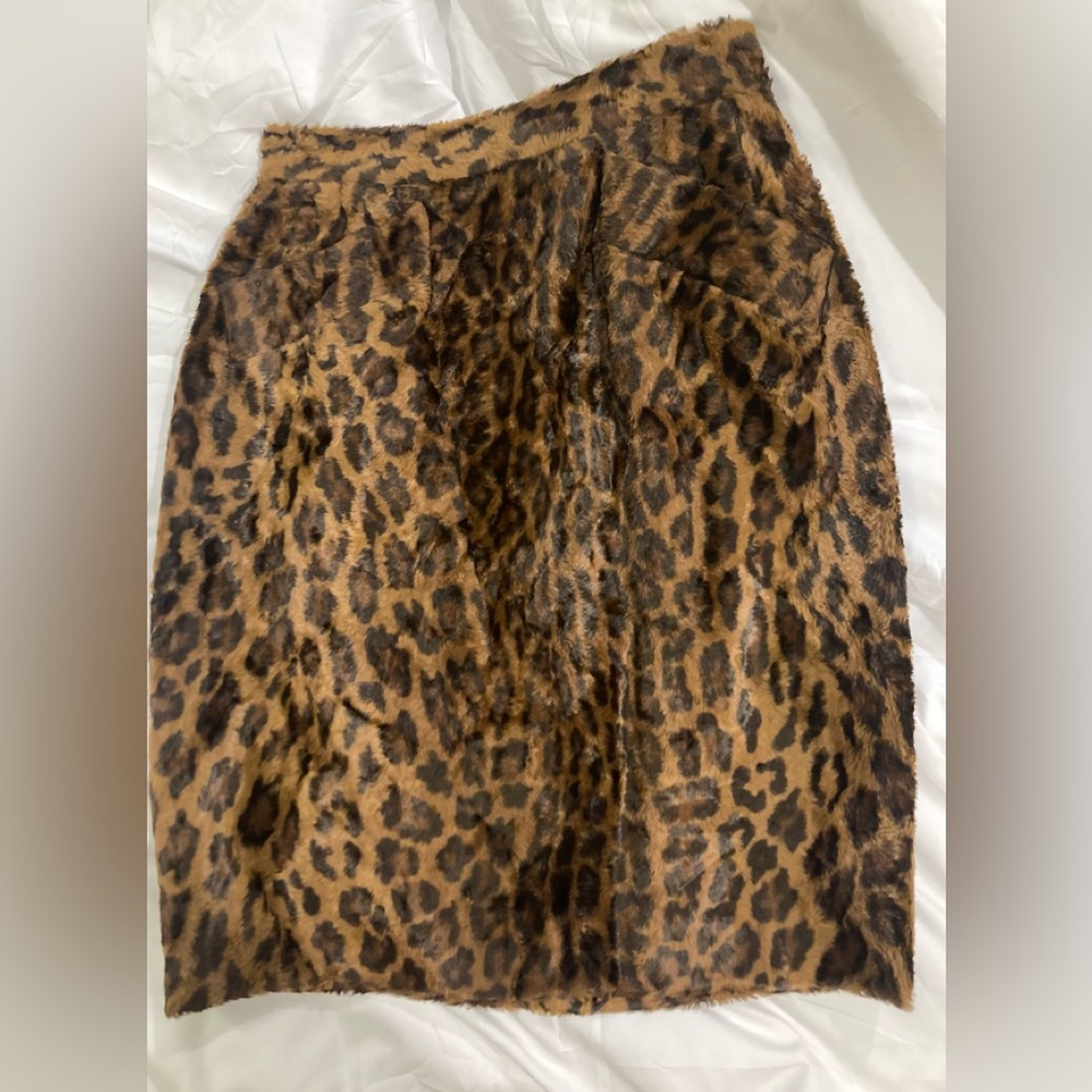 Leopard skirt with slit pockets on each hip
